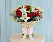 Букет цветов из:  Лилии и Розы в Рассыльной