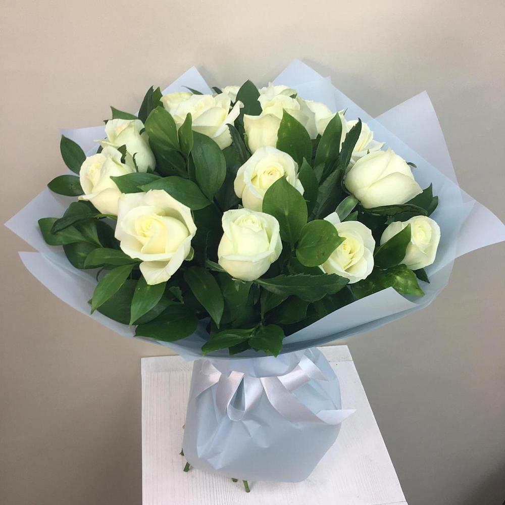 Букет 15 Белых роз Проуд в Рассыльной