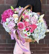 Композиция солнечный день в Рассыльной Цветочная композиция из Розы, Хризантемы, Пионы и Лизиантусы в корзине в Рассыльной