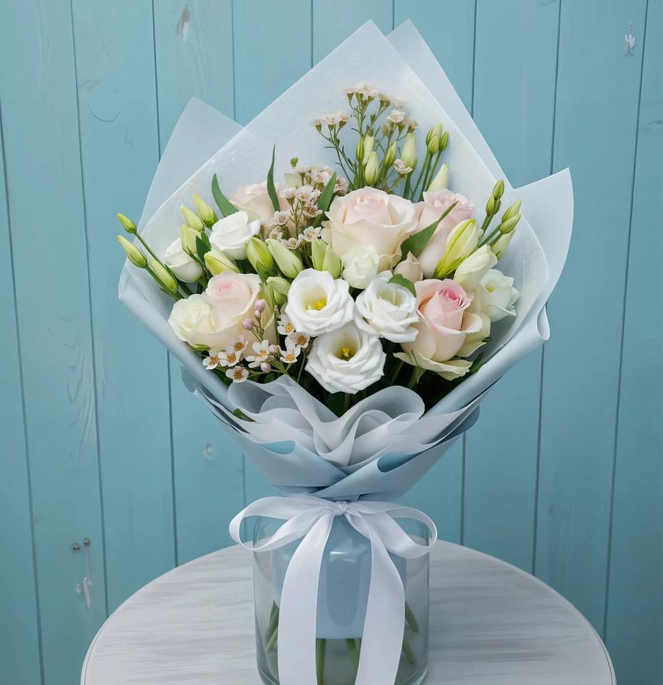 Букет цветов из: Розы и Лизиантусы в Рассыльной