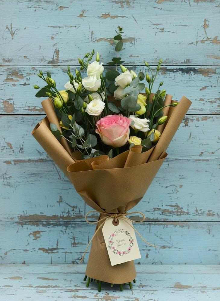 Букет цветов из: Розы и Лизиантусы в Рассыльной