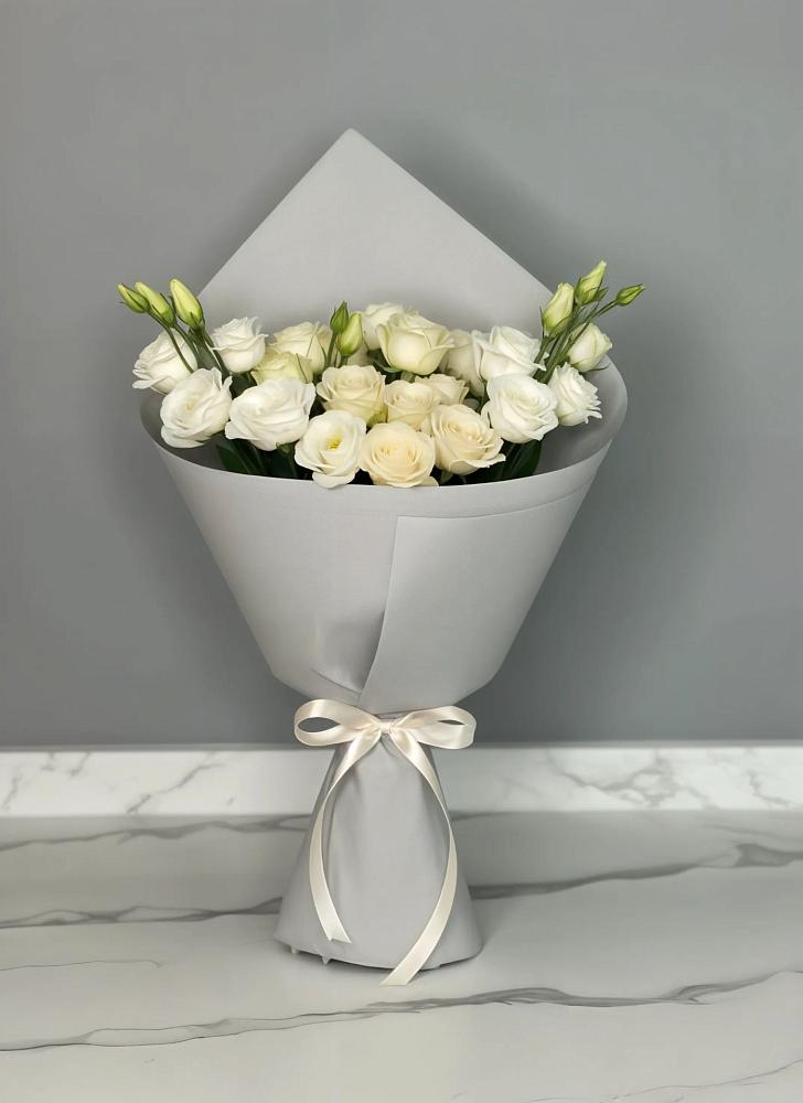 Букет цветов из: Розы и Лизиантусы в Рассыльной