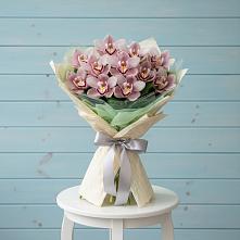 Букет цветов из:  Орхидеи и Розы #REPLACE_PRED# Рассыльной