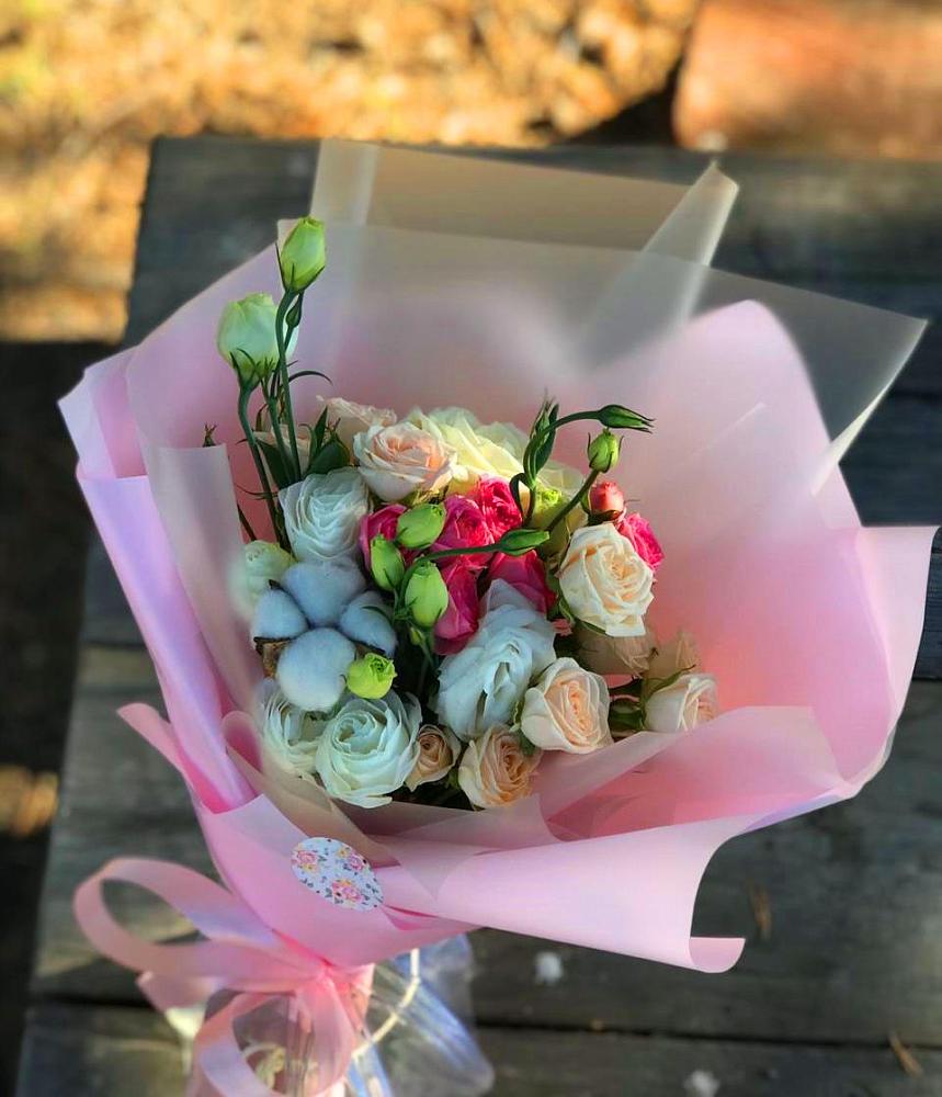 Букет цветов из: Розы и Лизиантусы в Рассыльной