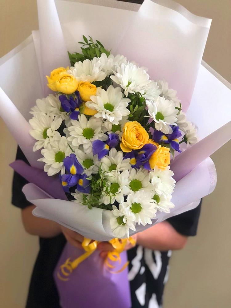 Букет цветов из: Ирисы, Хризантемы и Розы в Рассыльной