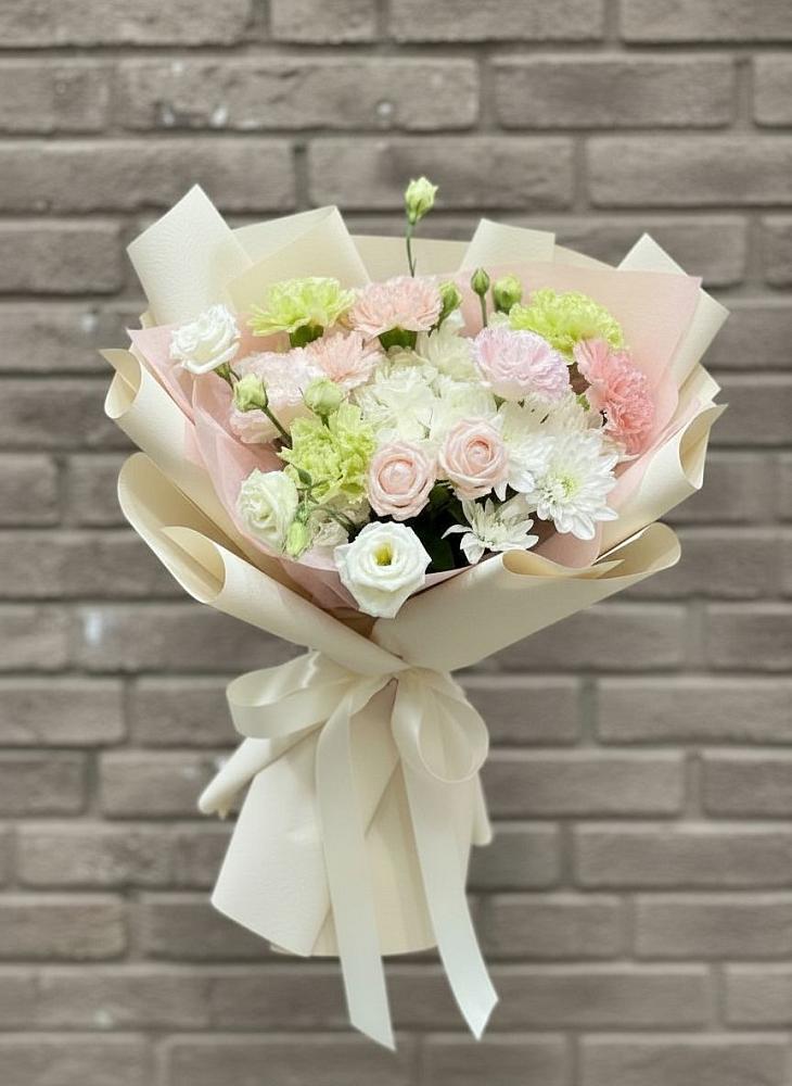 Букет цветов из: Гвоздики, Розы, Лизиантусы и Хризантемы в Рассыльной