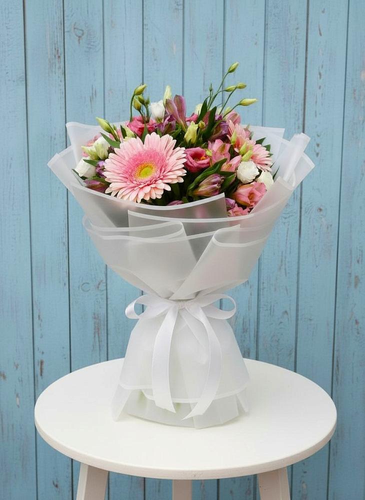 Букет цветов из: Герберы, Альстромерии и Лизиантусы в Рассыльной