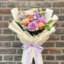 Букет цветов из:  Лизиантусы и Розы в Рассыльной