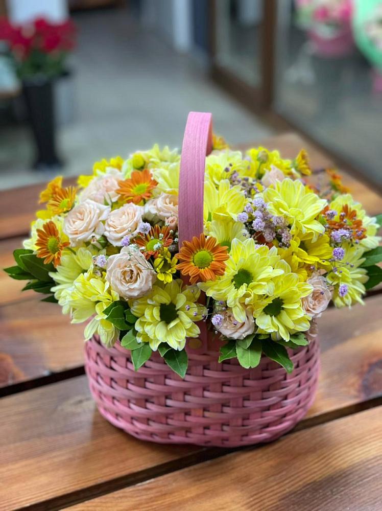 Цветочная композиция из Хризантемы и Розы в корзине в Рассыльной