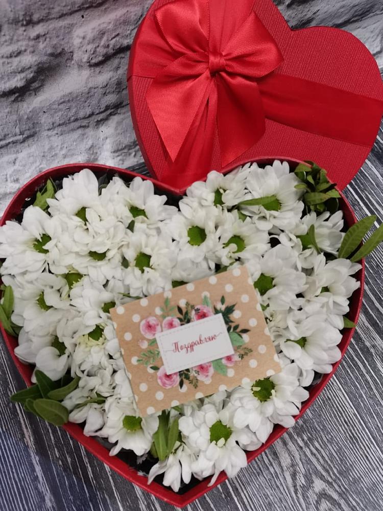 Цветочная композиция из Хризантемы в виде сердца в Рассыльной