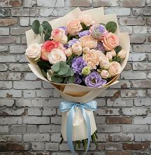 Букет цветов из:  Розы, Лизиантусы и Гвоздики #REPLACE_PRED# Рассыльной