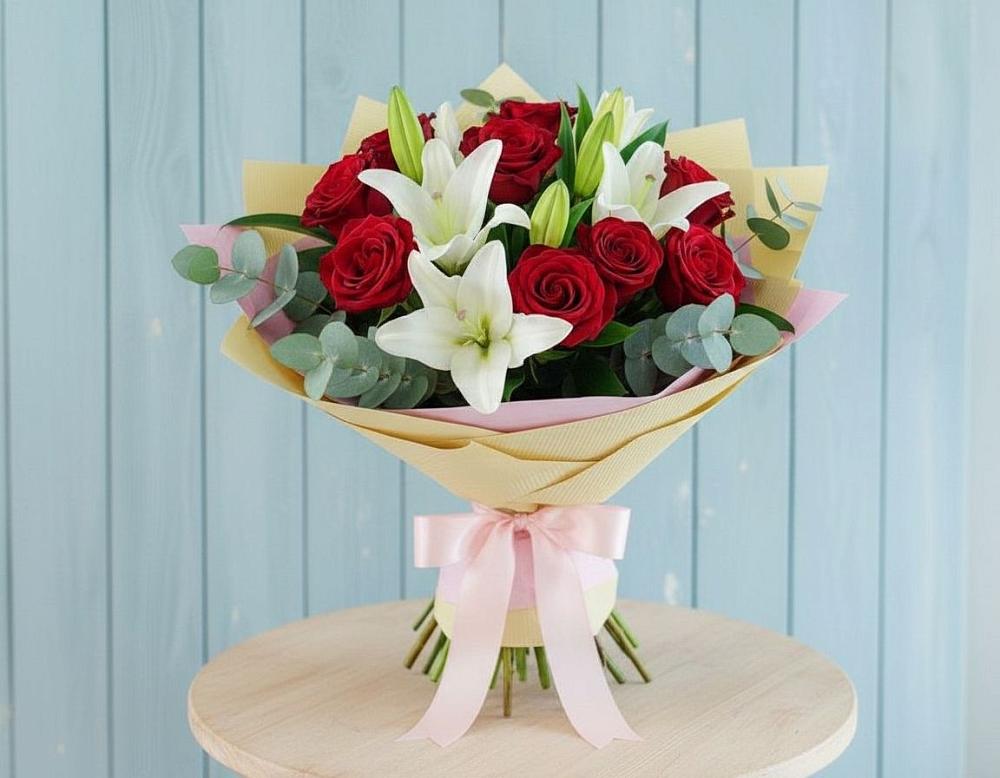 Букет цветов из: Лилии и Розы в Рассыльной